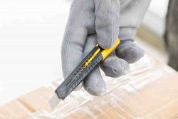 Ніж SM довжиною 130 мм з лезом шириною 9 мм з сегментами, що відламуються STANLEY 1-10-150 не дорого