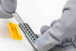 Ніж SM довжиною 130 мм з лезом шириною 9 мм з сегментами, що відламуються STANLEY 1-10-150 в інтернет-магазині