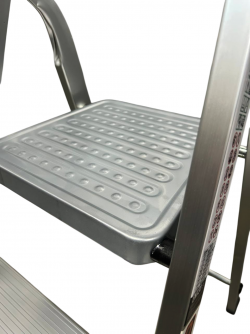 Стремянка односторонняя GTM KMH0107 алюминиевая, 7 ступенек 1380 мм (KMH0107) в Украине