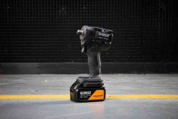 Гайкокрут ударний акумуляторний безщітковий McLaren F1 TEAM SPECIAL EDITION DeWALT DCF92MP2T в інтернет-магазині