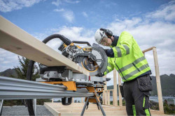 Пилка торцювальна акумуляторна безщіткова DeWALT DCS782N в Україні