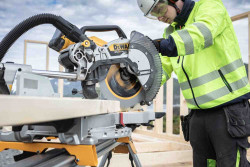 Пилка торцювальна акумуляторна безщіткова DeWALT DCS782N 