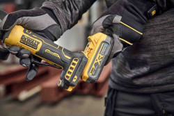 Шліфмашина кутова - болгарка акумуляторна безщіткова DeWALT DCG404S2T акція
