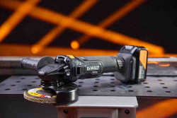 Шлифмашина угловая - болгарка аккумуляторная бесщёточная McLaren F1 TEAM SPECIAL EDITION DeWALT DCG45MP2T фото