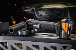 Шлифмашина угловая - болгарка аккумуляторная бесщёточная McLaren F1 TEAM SPECIAL EDITION DeWALT DCG45MP2T в интернет-магазине