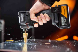 Набір з двох інструментів акумуляторних безщіткових McLaren F1 TEAM SPECIAL EDITION DeWALT DCK2222MP2T акція