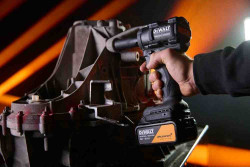 Набор из двух инструментов аккумуляторных бесщеточных McLaren F1 TEAM SPECIAL EDITION DeWALT DCK2224MP2T цена