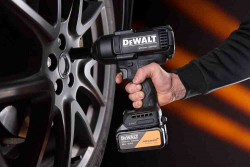 Набір з трьох інструментів акумуляторних безщіткових McLaren F1 TEAM SPECIAL EDITION DeWALT DCK3222MP2T акція