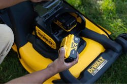 Газонокосарка акумуляторна безщіткова DeWALT DCMWP134KIT не дорого