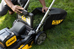 Газонокосарка акумуляторна безщіткова DeWALT DCMWP134KIT в інтернет-магазині
