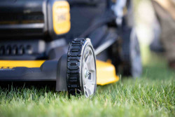 Газонокосарка акумуляторна безщіткова DeWALT DCMWP134KIT ціна