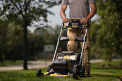 Газонокосарка акумуляторна безщіткова DeWALT DCMWP134KIT акція