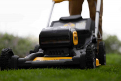 Газонокосарка акумуляторна самохідна безщіткова DeWALT DCMWSP156KIT акція